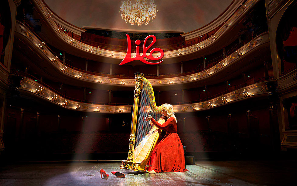 Lilo Kraus 1. Soloharfinistin der Staatsphilharmonie Nürnberg Spielt auf der Bühne des Opernhauses